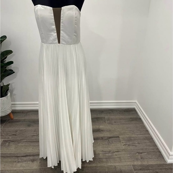 Elegant White Strapless Dress - Picture 2 of 5